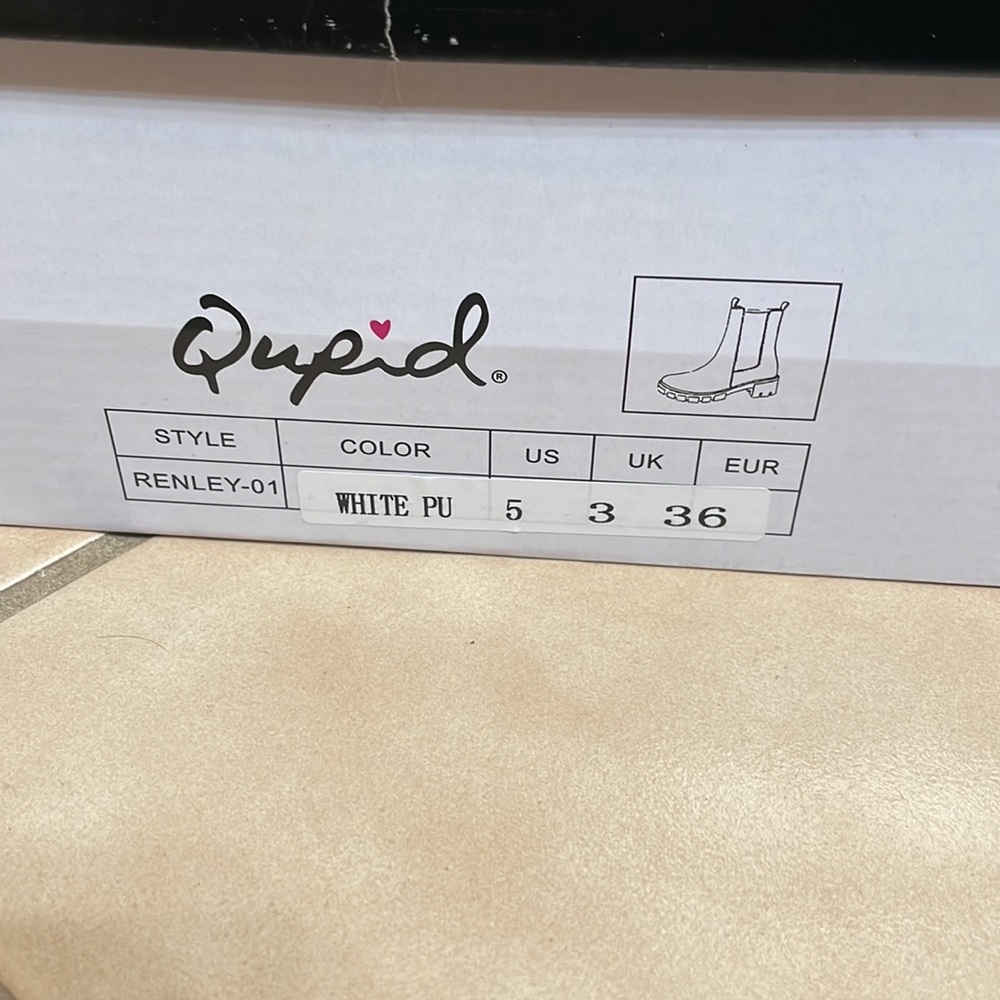 Qupid size 5 white chelsey boots - Picture 4 of 5